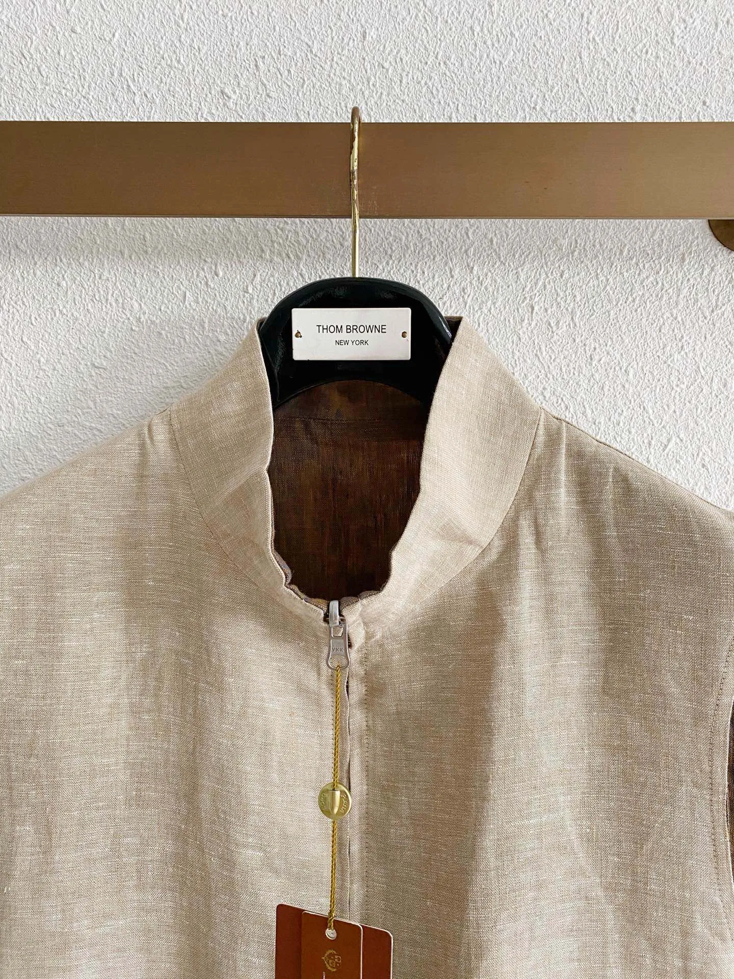 LP men's linen reversible stand-up collar vest, made of light and breathable linen fabric, has a two-wear design and a loose and casual fit. The two-color texture is high-end, suitable for layering in spring and autumn, and suitable for daily commuting. Sizes:M-3XL